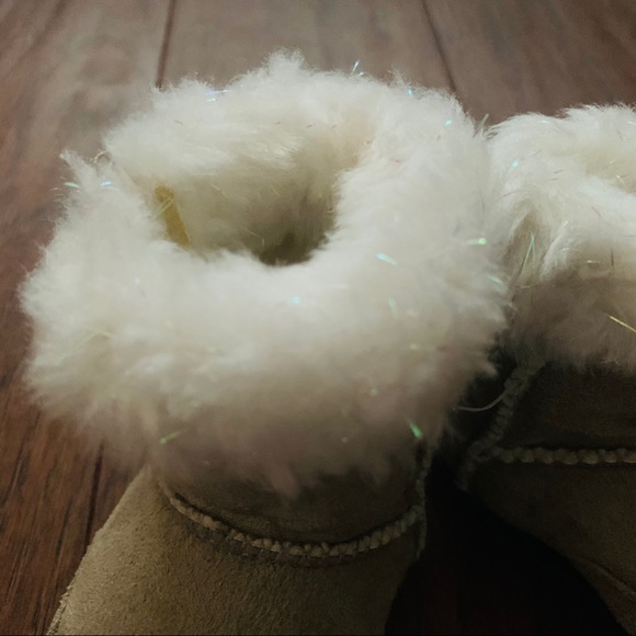 Baby tan UGG-like boots - Picture 7 of 7